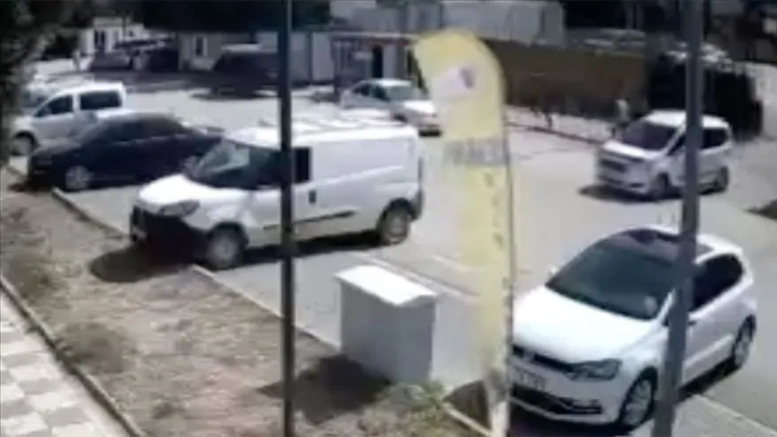 İslahiye'de sahipsiz köpeklerin vatandaşları rahatsız etmesi kamerada