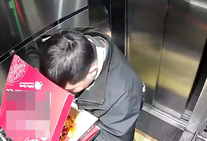 Pizza siparişinde skandal: Asansörde akılalmaz olay