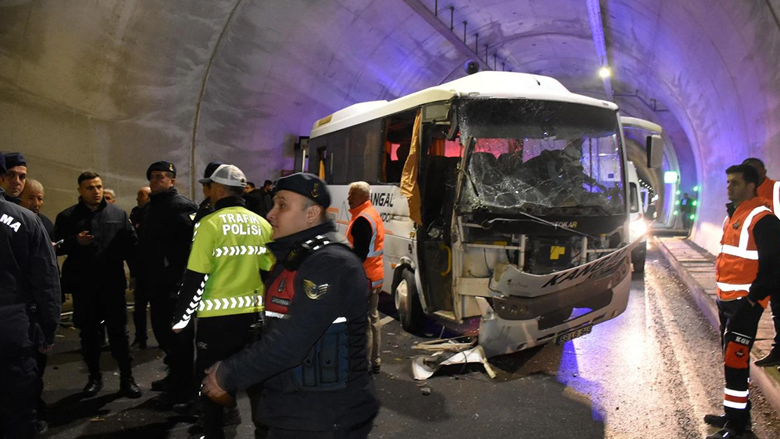 Sivas'ta midibüs demir yüklü tırla çarpıştı: Çok sayıda yaralı var