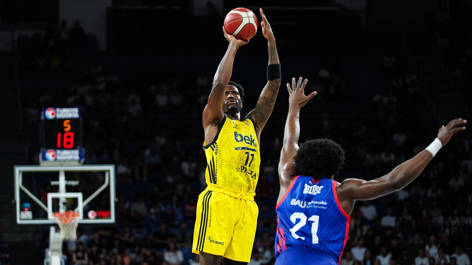 Fenerbahçe Beko, Bahçeşehir Koleji'ni yenerek finale yükseldi