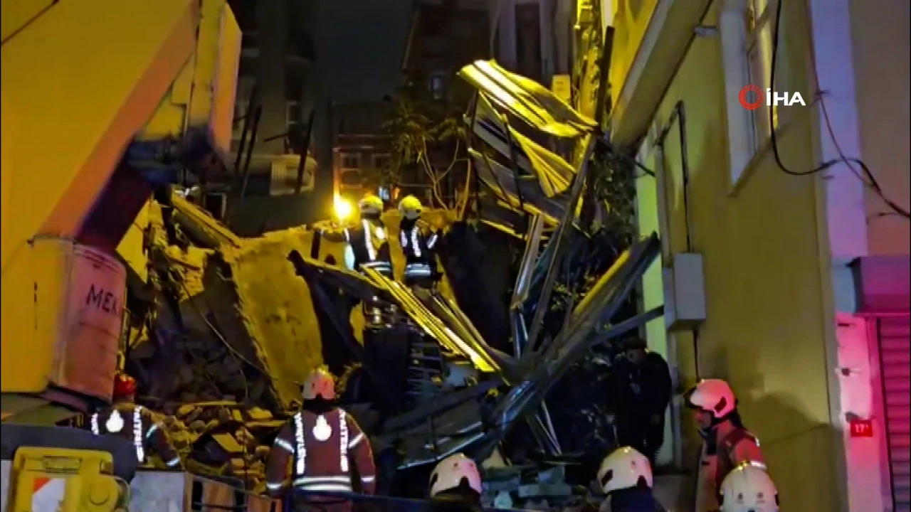 Son Dakika... Beyoğlu'nda 5 Katlı Metruk Bina Çöktü