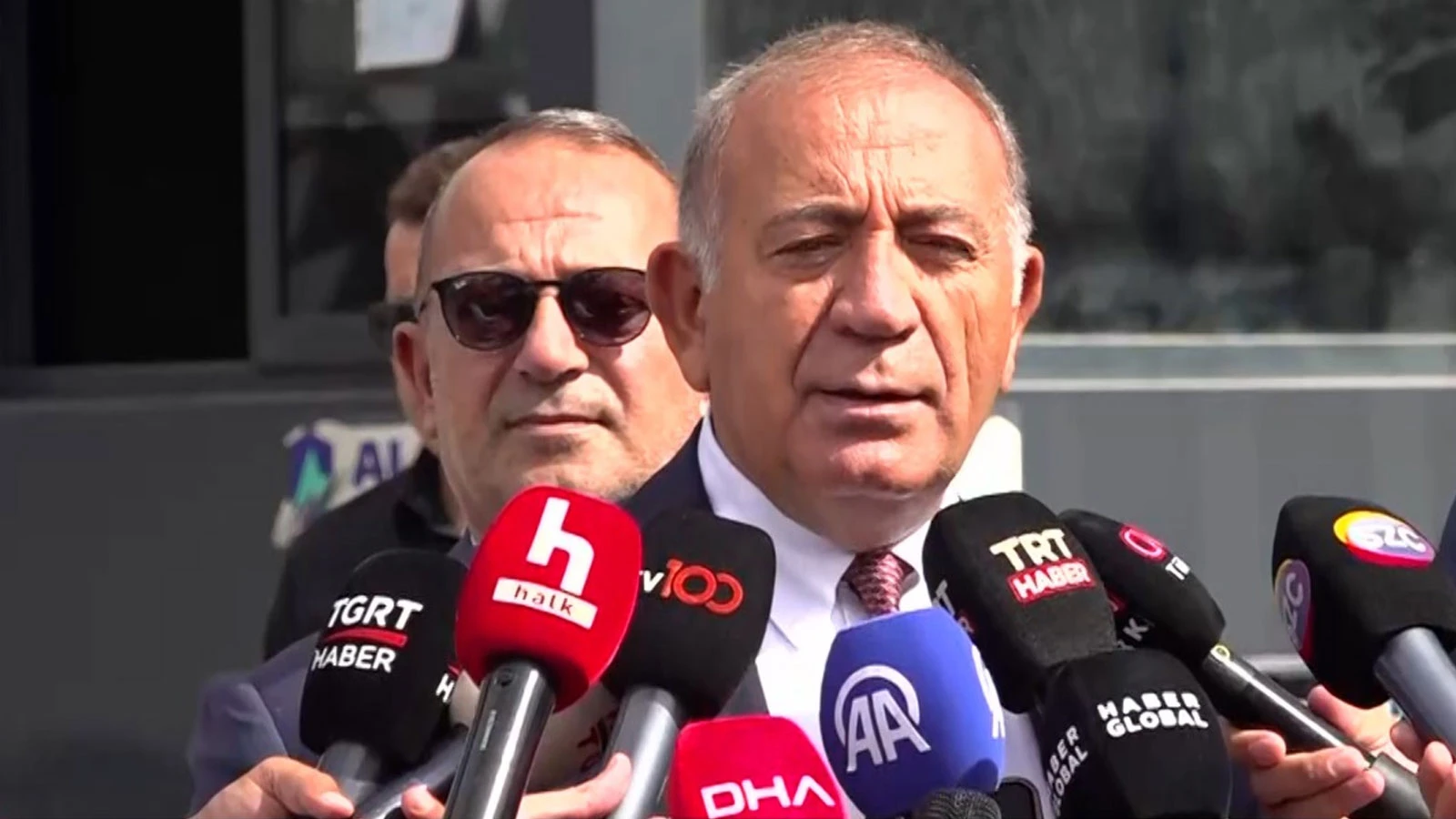 Gürsel Tekin'den açıklamalar: İşimizi engelleyen arkadaşlarımı üzerim