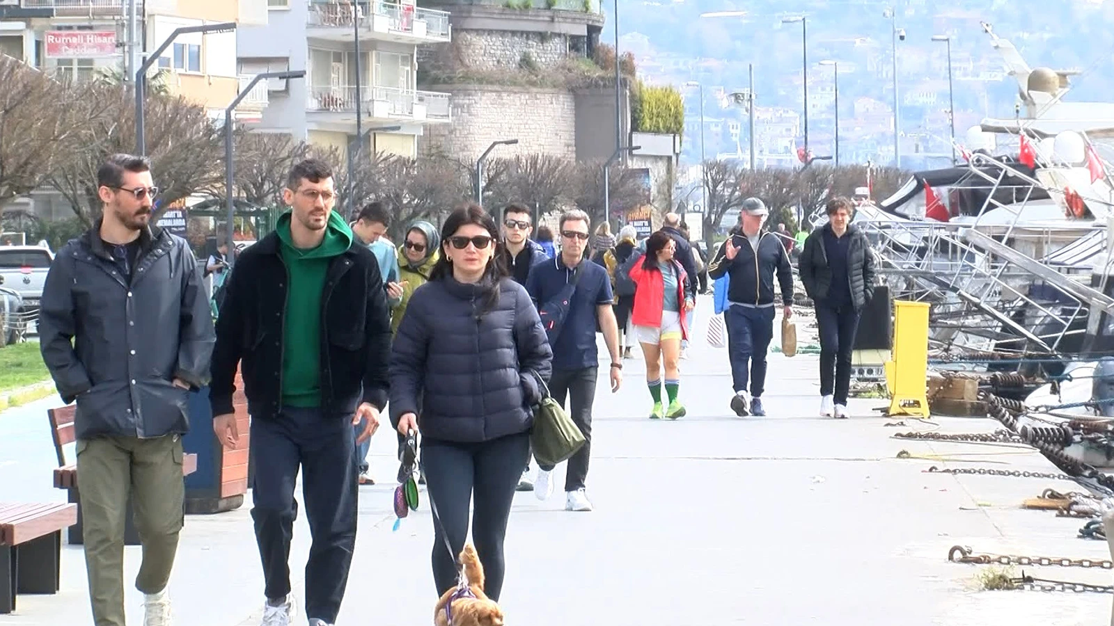 Bayramda güneşli havayı bilenler sahillere akın etti