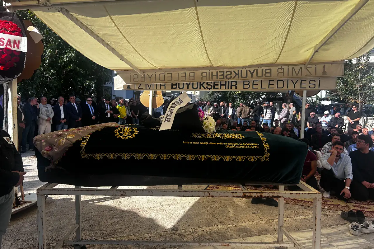 İzmir'de Nişanlı Olduğu Erkek Tarafından Öldürülen Özge Penbegül Toprağa Verildi