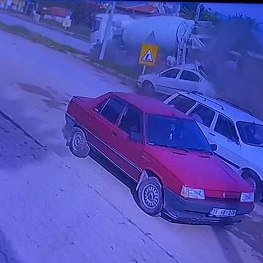 Freni Boşalan Beton Mikseri Otomobile Çarpıp Devrildi: 3 Kişinin Yaralandığı Kaza Kamerada