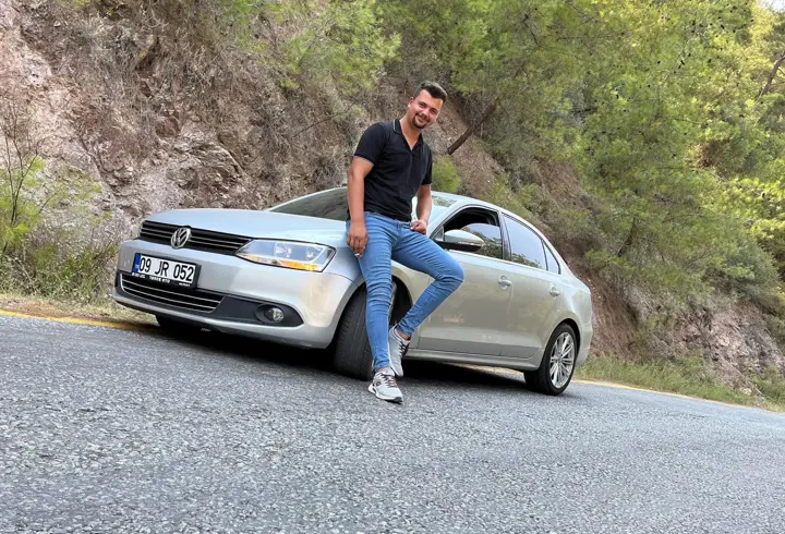 Otururken bacağına isabet eden yorgun mermiyle yaralandı