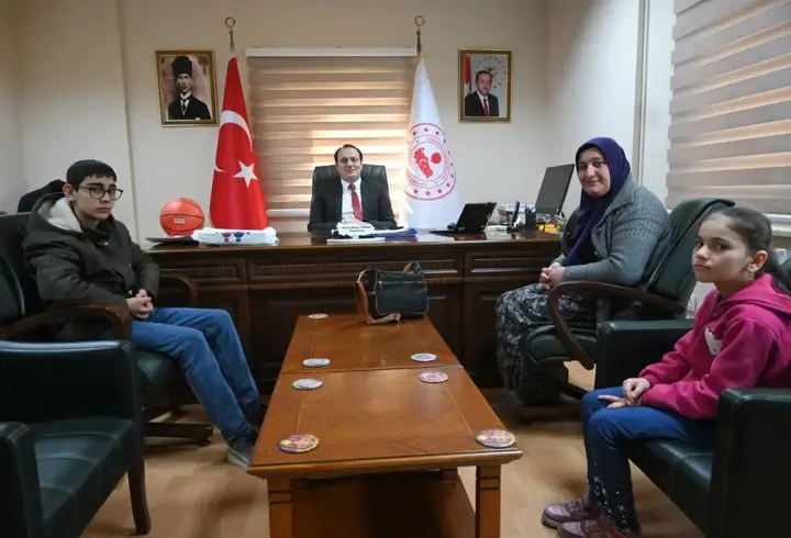 Kaymakam kendisine mesaj gönderen öğrenciyi makamında ağırladı