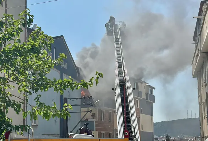 Kocaeli'de bir apartmanın çatısında çıkan yangın hasara neden oldu