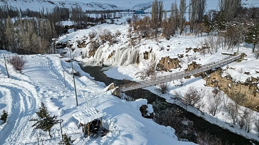 Kısmen donan Muradiye Şelalesi'nin çevresi beyaza büründü
