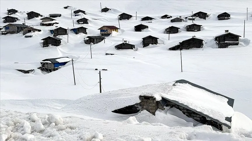 Ardahan ile Artvin arasındaki yaylalar karla beyaza büründü