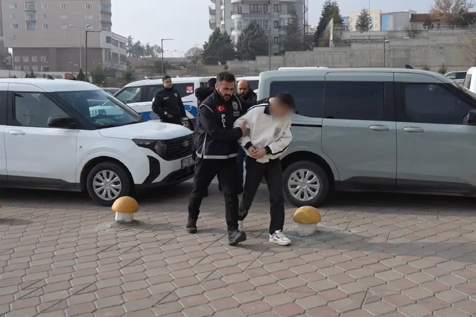 Parasını gasbettikleri gence çıplak görüntüleri ile şantaj yaptılar