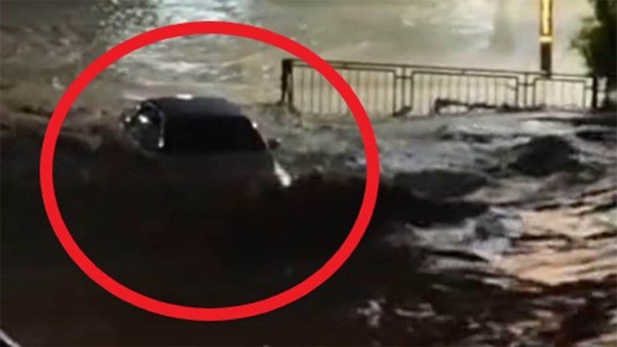 Sel suları iki kişinin içinde olduğu aracı böyle yuttu! Dehşet anları kamerada