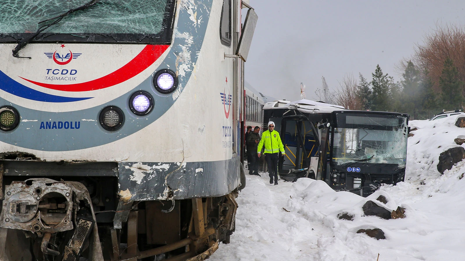Yolcu treni, hemzemin geçitte belediye otobüsüne çarptı