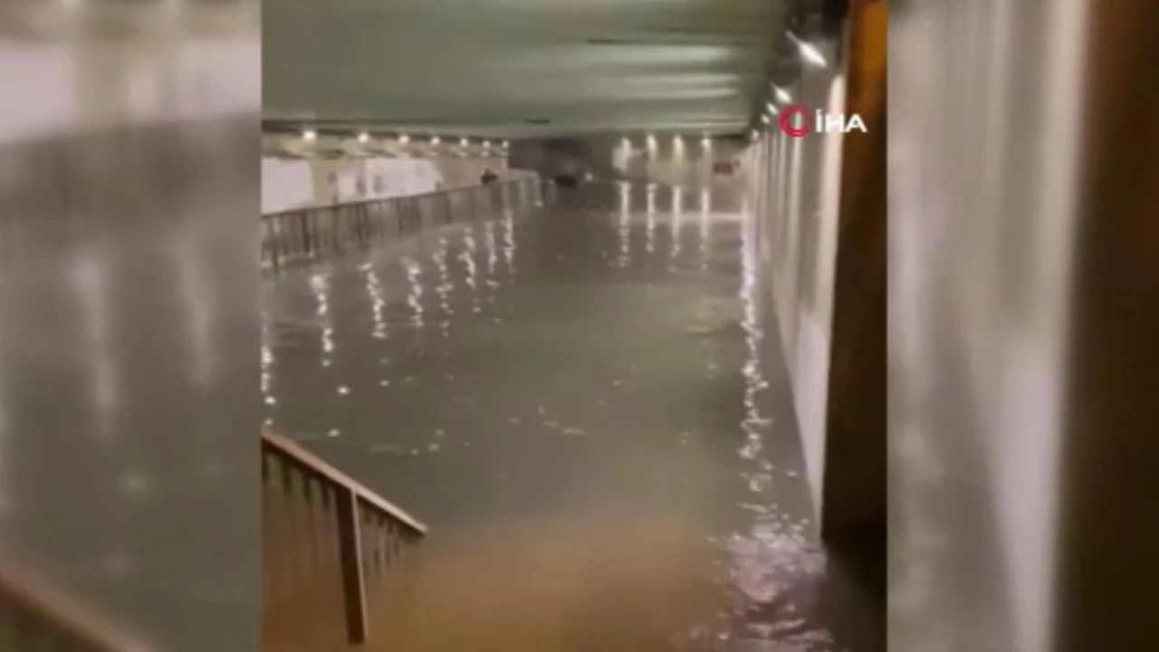 İstanbul'da Sağanak Yağış Sonrası Yollar Göle Döndü, Araçlar Mahsur Kaldı (Video)
