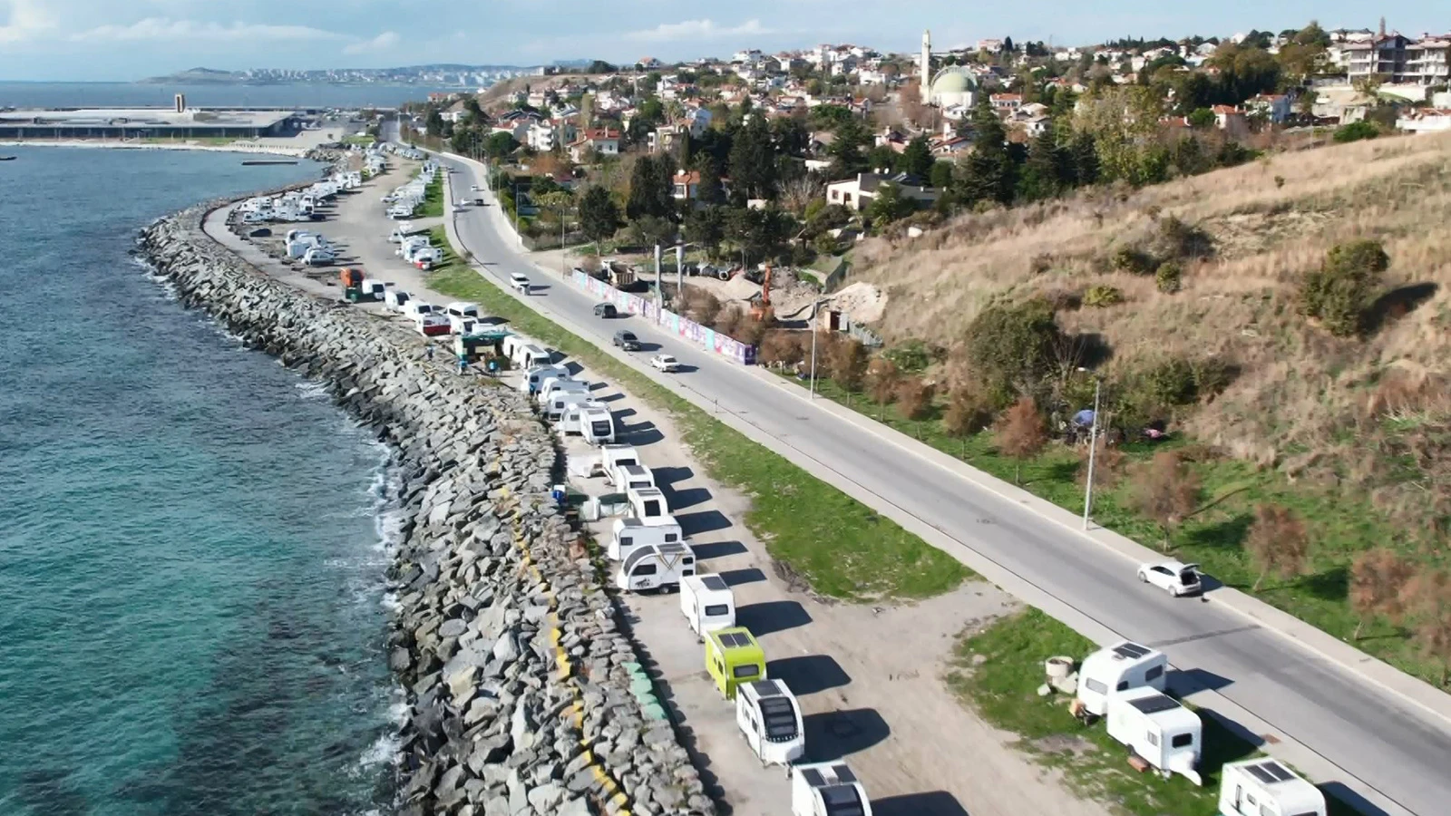 İstanbul'da isyan ettiren manzara! 700 tanesi sahil şeridini kapladı