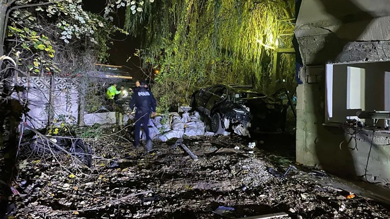 Köprü üstünde çarpışan otomobiller bahçeye uçtu: 1 ölü, 4 yaralı