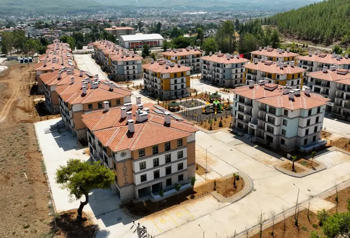 Bakan Kurum, Seydikemer’de yapımı tamamlanan sosyal konutların görüntülerini paylaştı