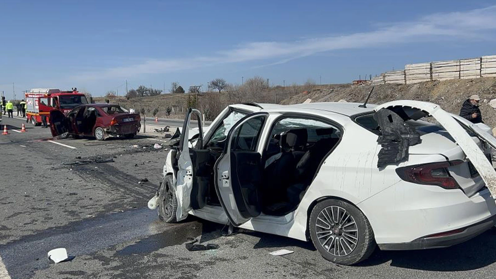 İki otomobil kafa kafaya çarpıştı: 3'ü ağır 6 yaralı