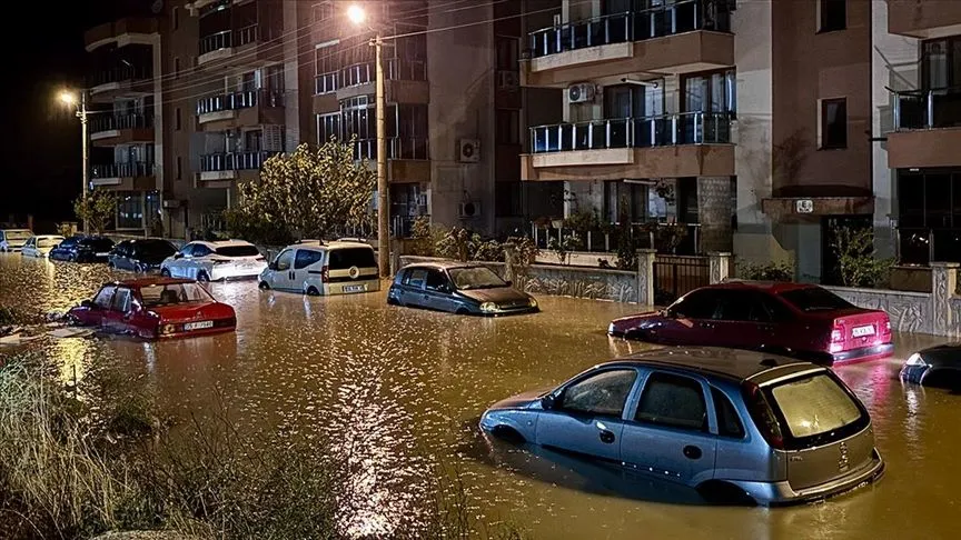 İzmir'in Bergama ilçesinde sağanak hayatı olumsuz etkiledi