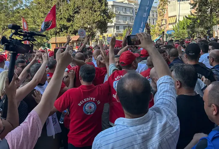 İzmir'de işten atılan işçiler Belediye Meclis Toplantısı'na girmek istedi