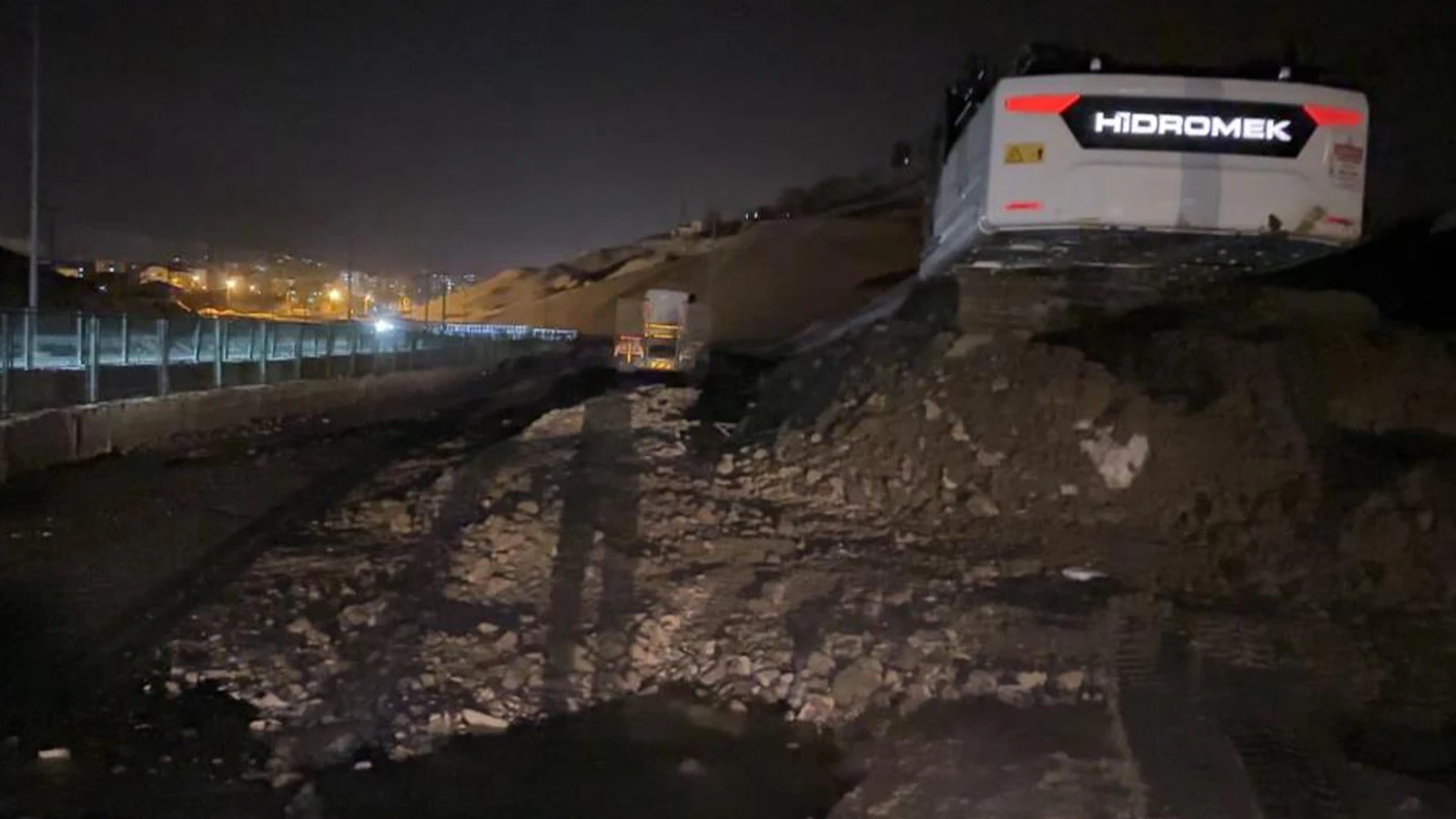 Hakkari'de heyelan; yol trafiğe kapandı