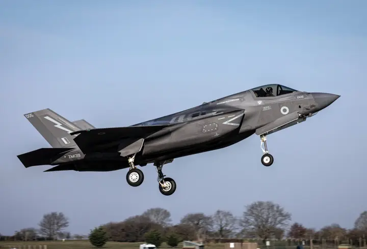 İngiltere'ye ait F-35 Japonya'da acil iniş yaptı