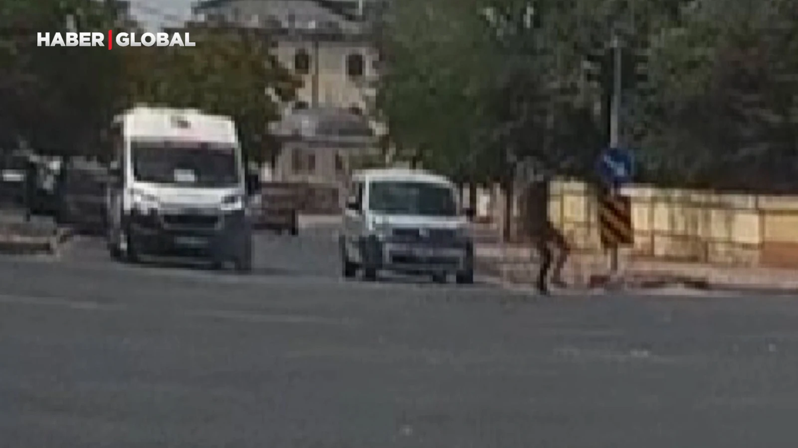 Oyun gibi olay: Araba çarptı ardından takla attı, tepkisizce yoluna devam etti