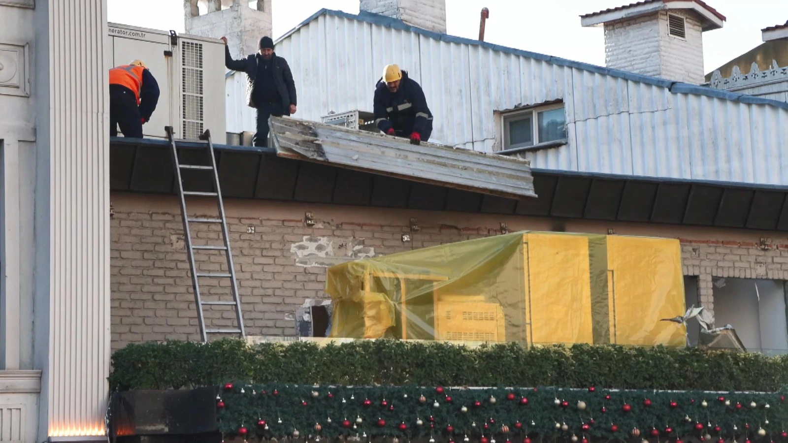 Ünlü pastanenin kaçak bölümleri yıkıldı