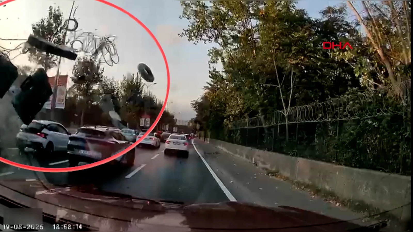 Sarıyer’de 4 aracın karıştığı feci kaza kamerada: Havalanan otomobil karşı yöne uçtu!