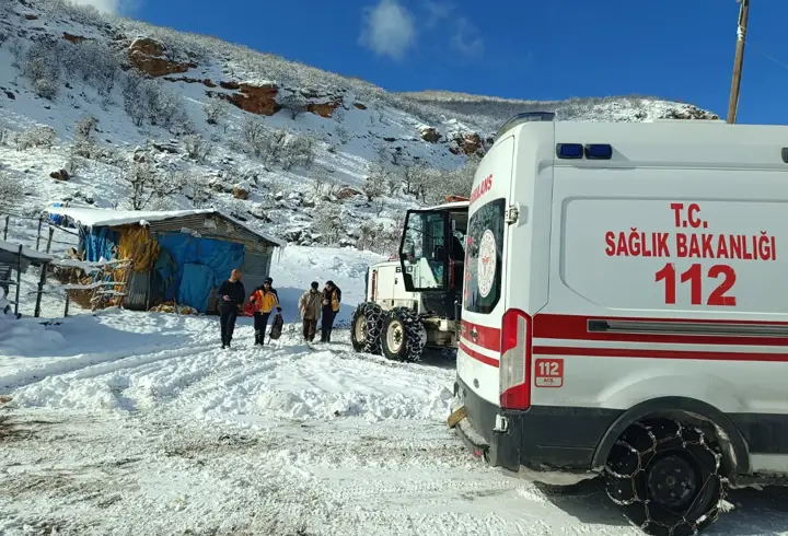 Tunceli'de kardan yolu kapanan köylerdeki iki hasta ekiplerce hastaneye ulaştırıldı