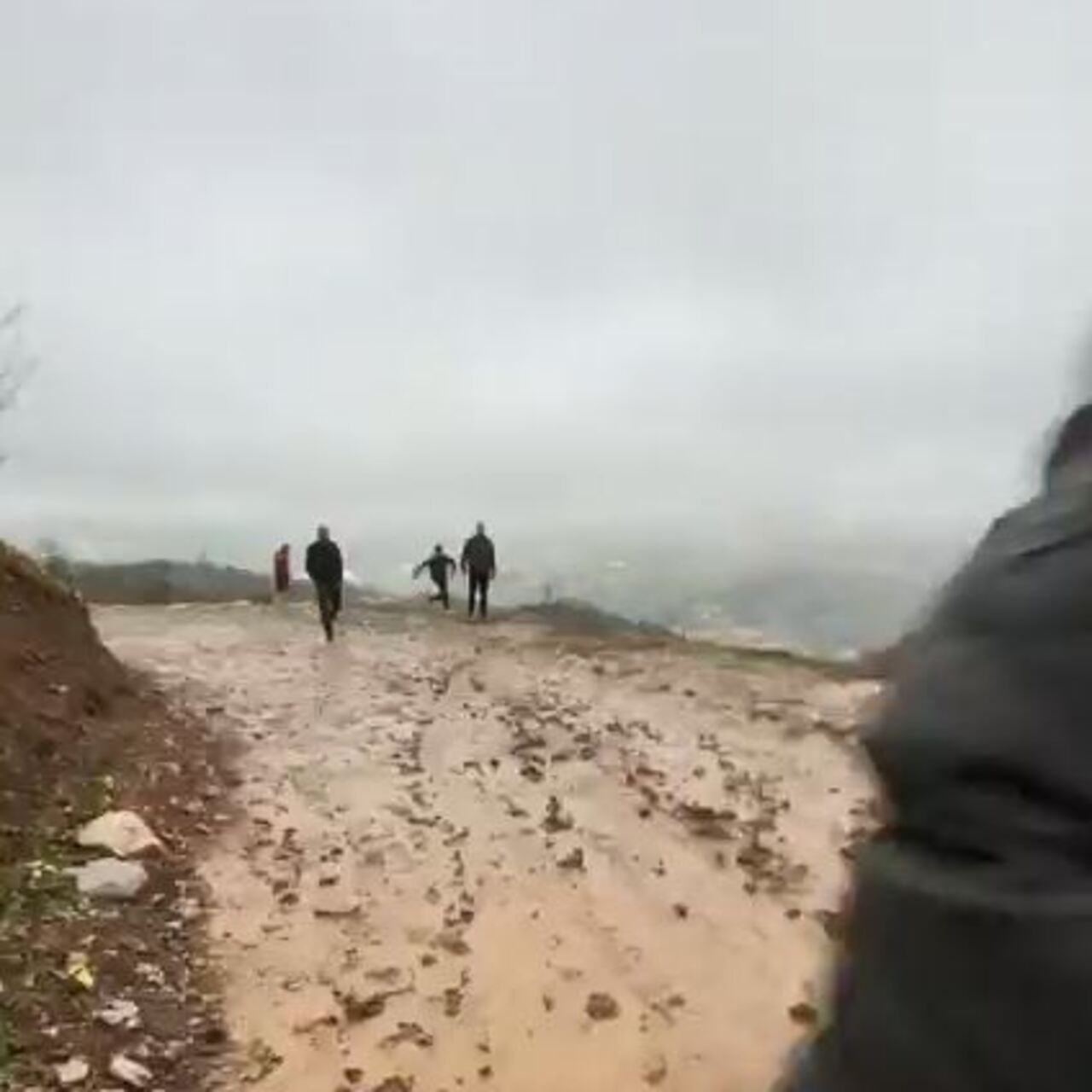 Trabzon'da sis içerisinde heyelan! Çevredekiler sirenlerle kurtuldu!
