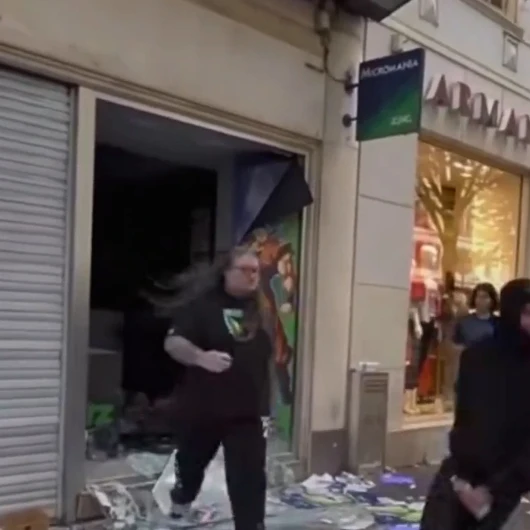 Fransa'da Göstericiler Dükkanını Yağmaya Karşı Korumaya Çalışan Esnafı Böyle Darbetti