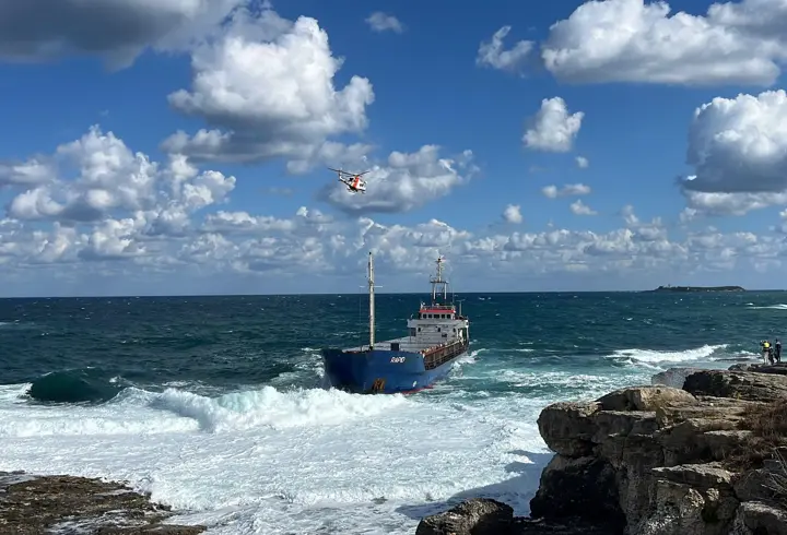 Kuru yük gemisi karaya oturdu; mürettebatı kurtarmak için çalışma başladı