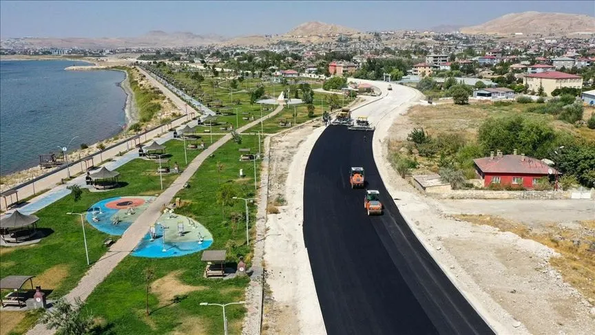Van Gölü sahil yolunda 3. etap çalışmaları sürüyor