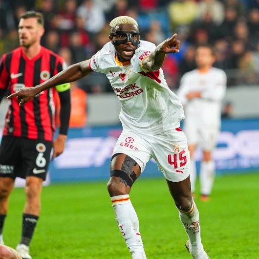 Galatasaray'da Osimhen'in Golden Sonraki Tavrı Taraftarı İkiye Böldü