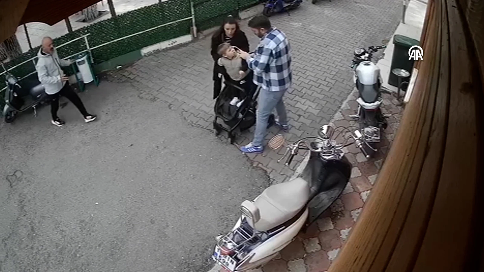 Boğazına oyuncak parçası kaçan çocuğu antrenör böyle kurtardı