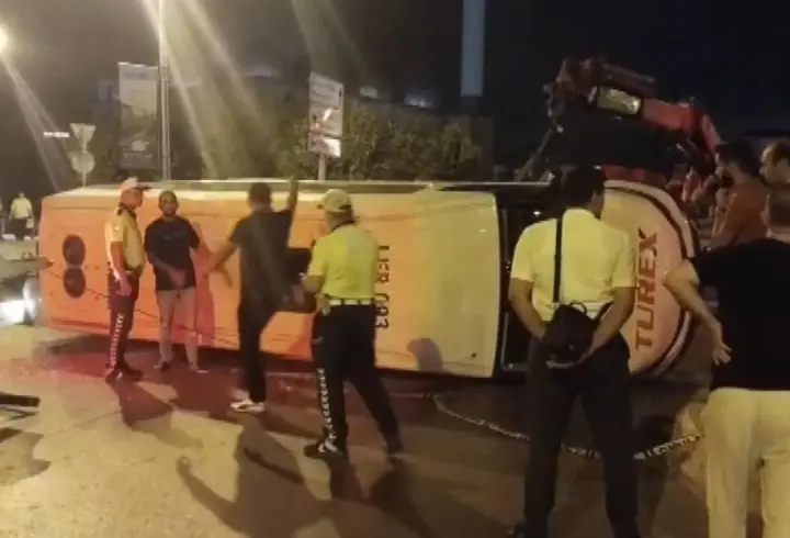 İstanbul - Sultanbeyli'de otomobil ile minibüs çarpıştı: 10 yaralı