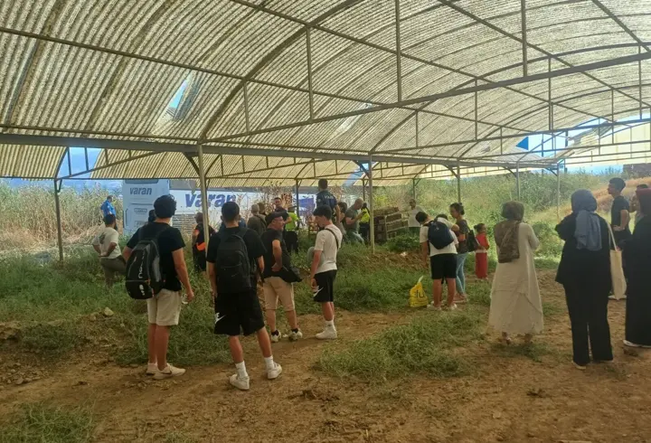 Manisa'da yolcu otobüsü fabrikanın bahçesine girdi: 3 yaralı