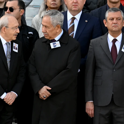 Kemal Kılıçdaroğlu Ve Özgür Özel Yine Cenazede Karşı Karşıya Geldi: Bakışlar Dikkat Çekti
