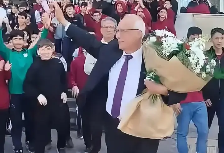 Osmaniye’de 43 yıllık öğretmen alkışlarla emekli oldu