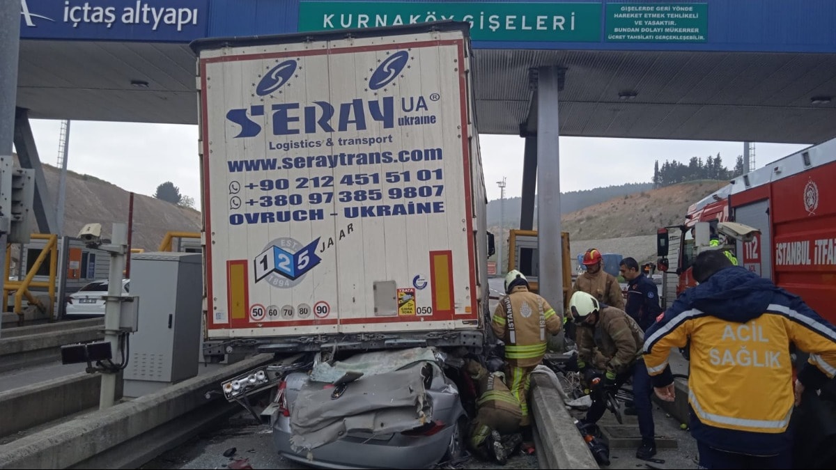 Pendik'te facia: Otomobil TIR'ın altında kaldı 4 kişi öldü!