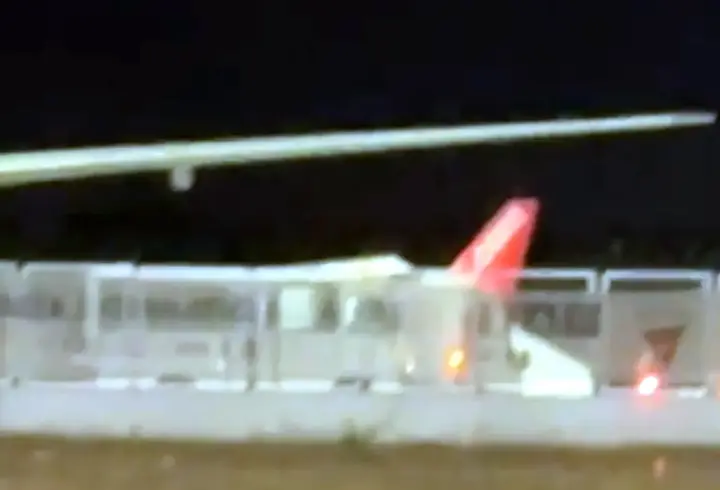 Antalya'dan kalkan uçak, iniş takımlarındaki sorun nedeniyle geri döndü