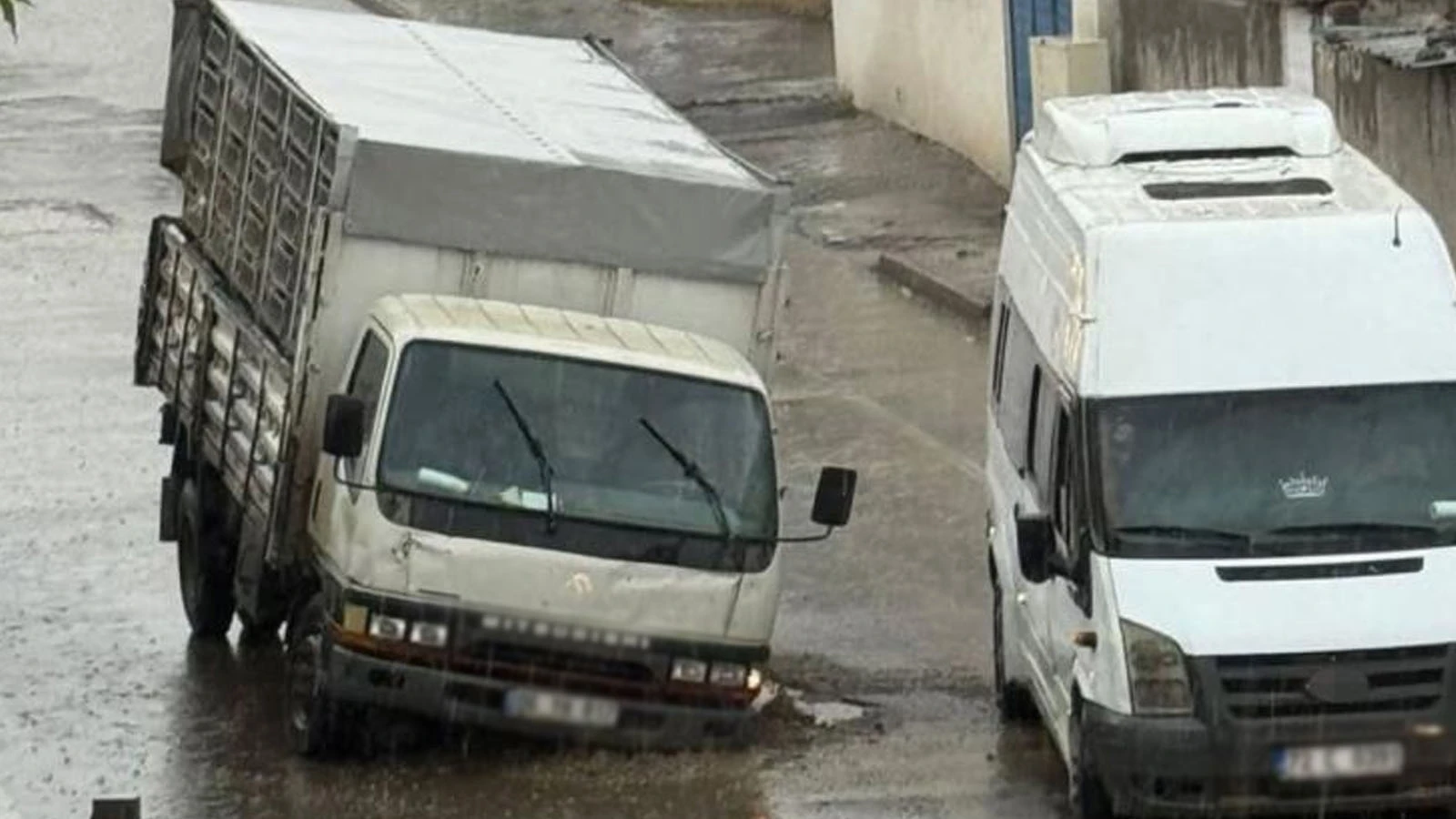 Batman'da altyapı çalışması sonrasında yol çöktü; çukura düşen araç zarar gördü