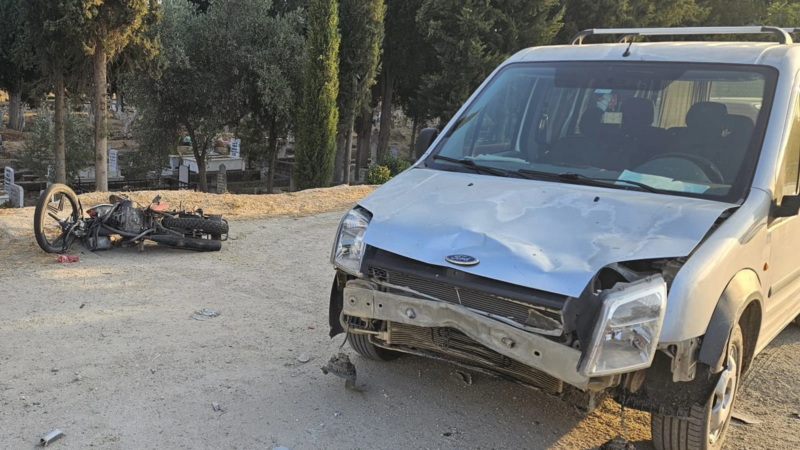 İzmir'de hafif ticari araçla çarpışan motosiklet sürücüsü can verdi