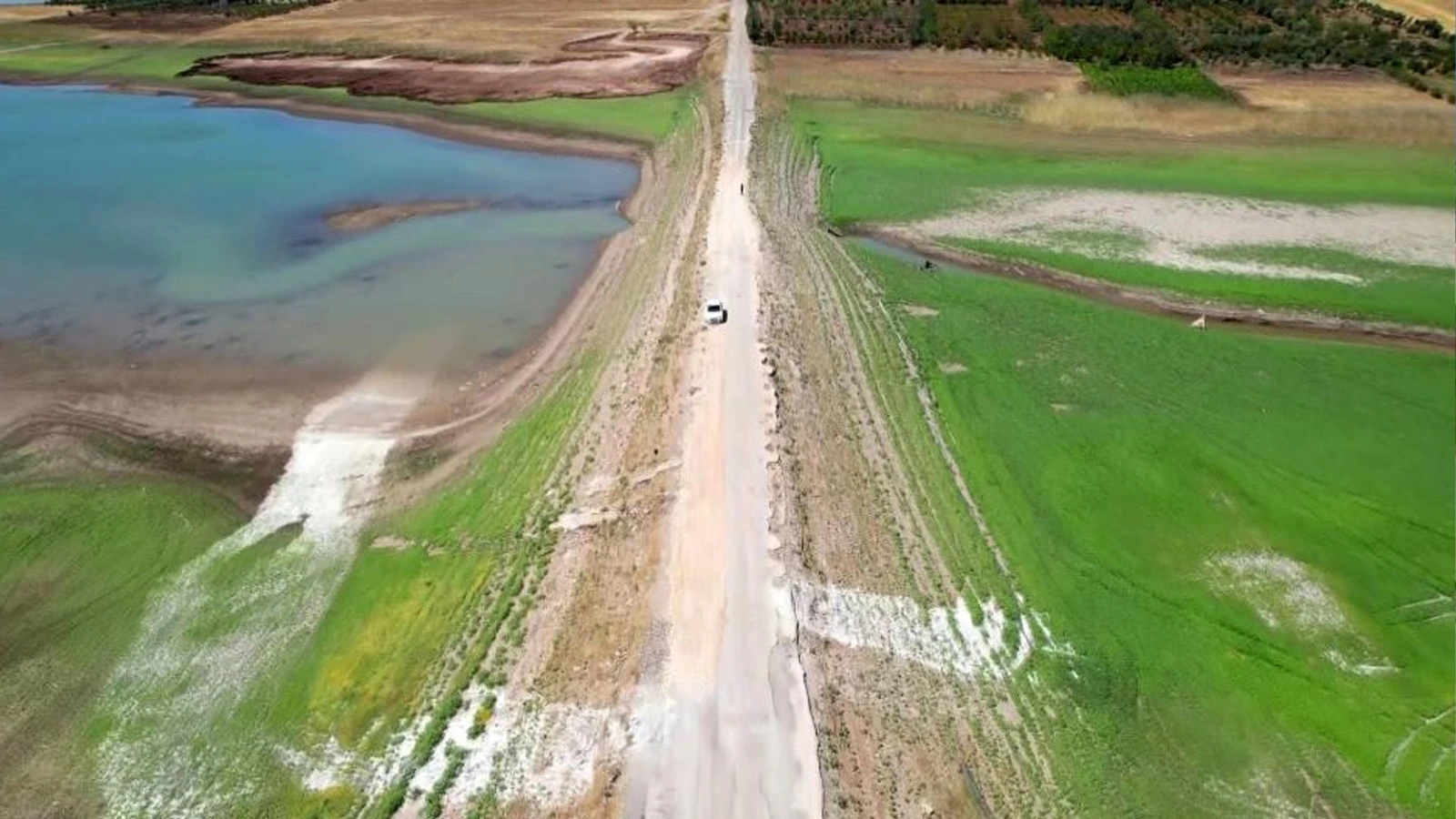 Adıyaman'da göletin suları çekildi, eski kara yolu ortaya çıktı