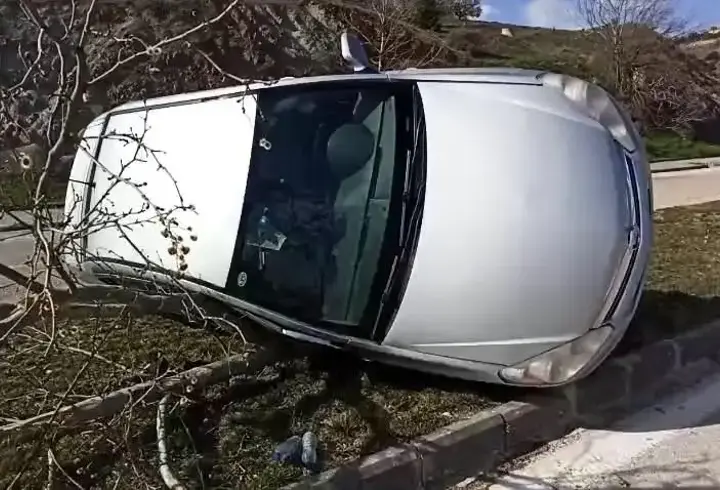 Elazığ'da kontrolden çıkan otomobil yan yattı: 1 yaralı