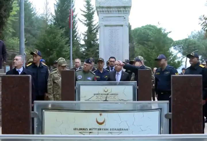 Bakan Güler, Barbaros Şehitliği'ni ziyaret etti
