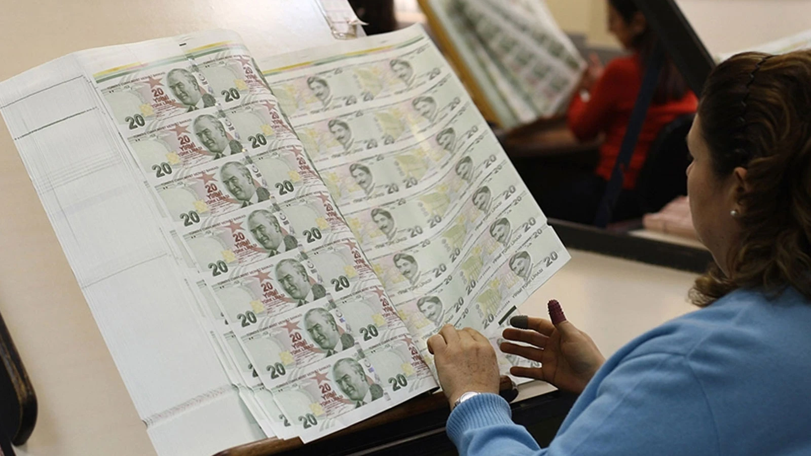 Yeni 20 TL'lik banknotlar piyasaya verildi