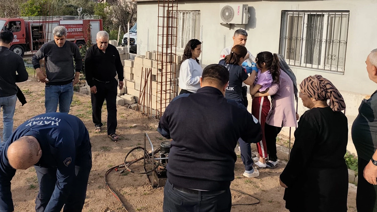 Koluna inşaat demiri batan çocuğun imdadına itfaiye yetişti
