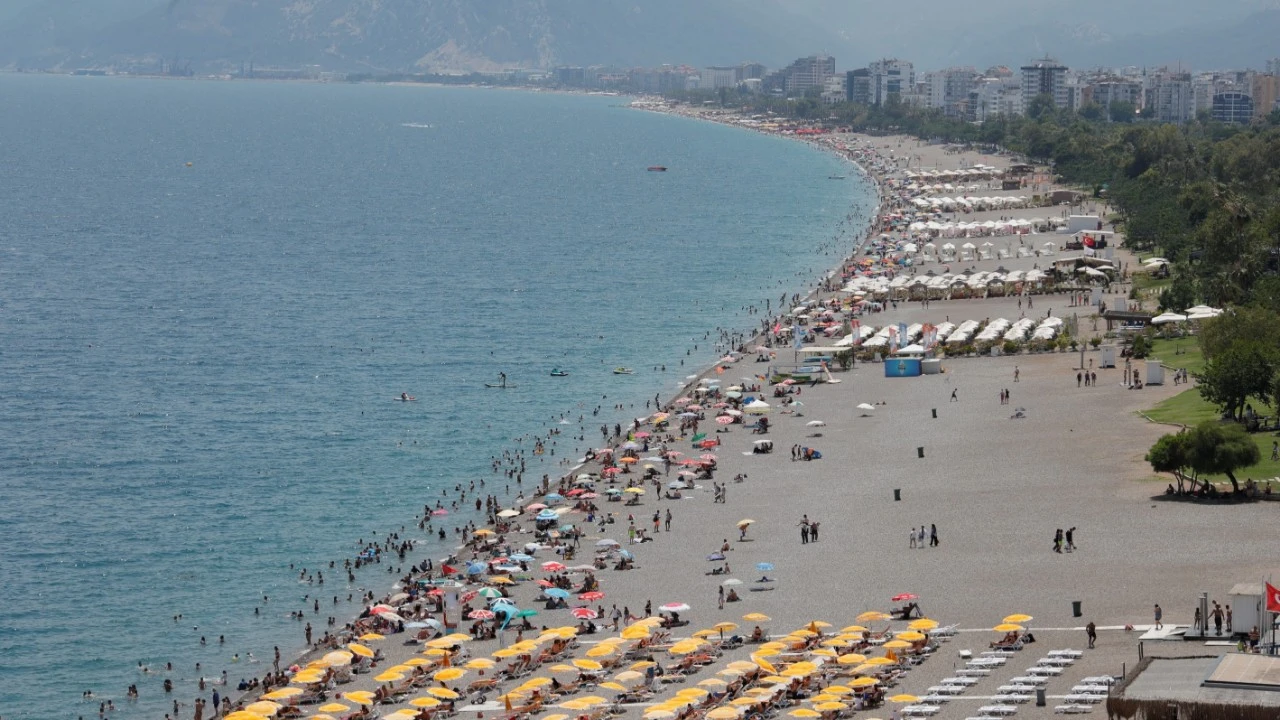 Antalya'da termometreler 35 derece! Sınav sonrası öğrenciler soluğu denizde aldı